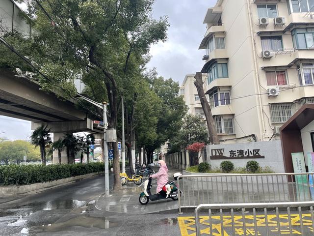 改造后东湾小区龙吴路大门 舒抒 摄