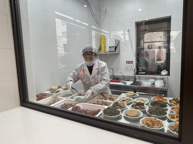 东湾小区社区长者食堂 舒抒 摄