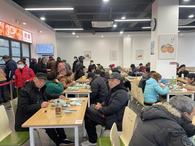 东湾小区社区长者食堂 舒抒 摄