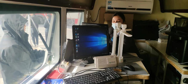 农行移动服务车在大河家镇为受灾群众办理金融业务。马学英/摄