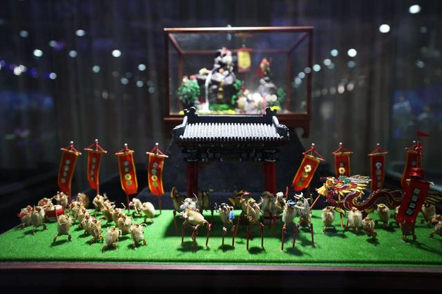 活动现场展出的北京传统手工艺品——毛猴。 新京报记者 王飞 摄