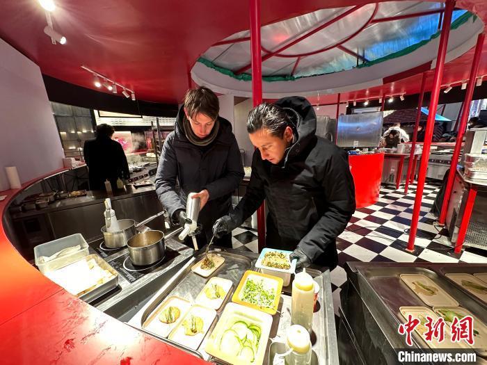 食客享受海内外美食。南京市商务局供图