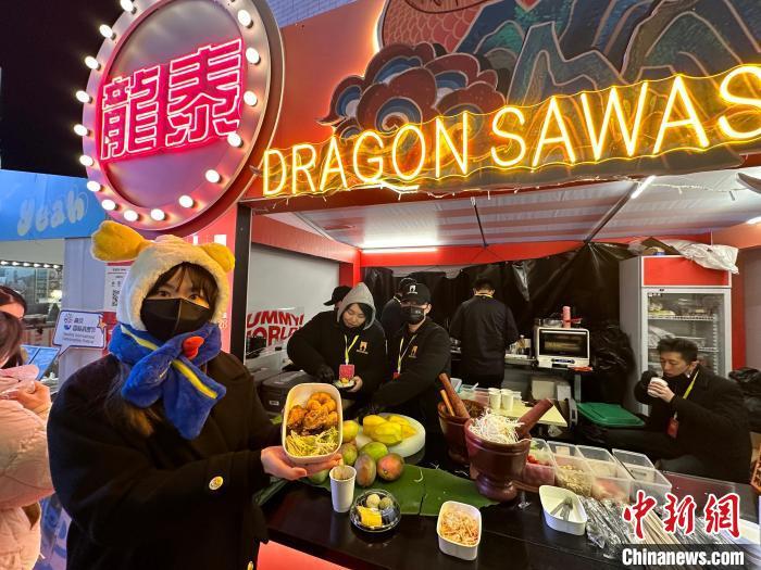 食客享受海内外美食。南京市商务局供图