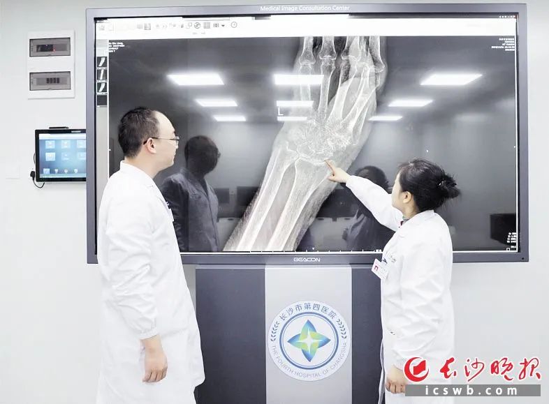 市四医院医学影像科医师为基层医疗单位进行远程影像诊断。
