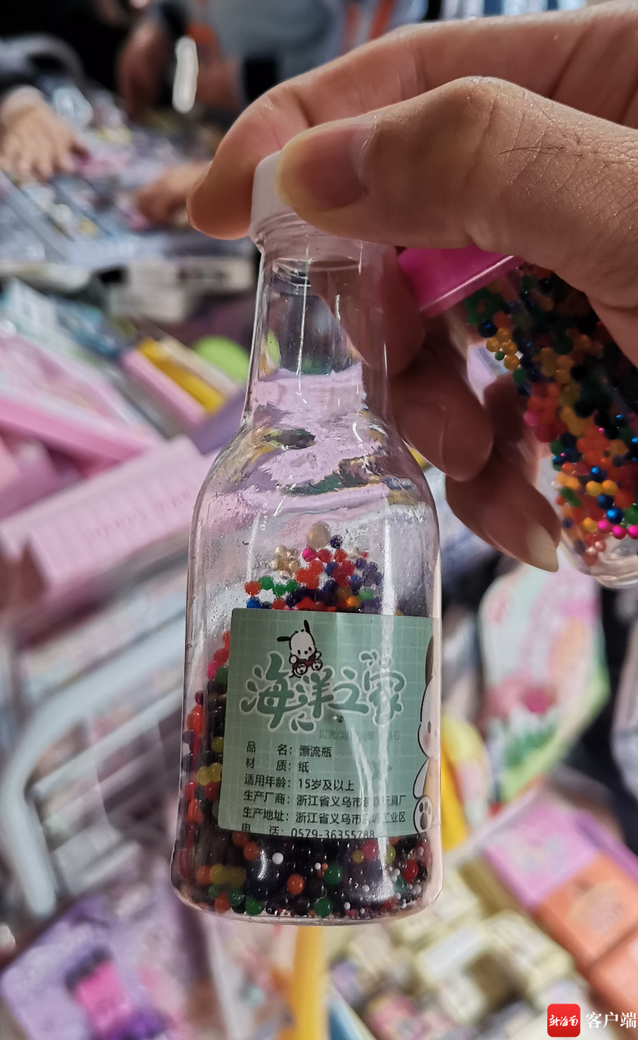 图为海口中沙路一家玩具店向学生出售的“水珠产品”。