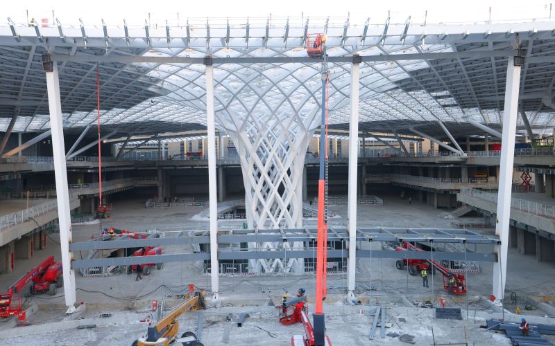 北京朝阳站交通枢纽主体结构已完工,预计2024年将建成投入使用。新京报记者 王贵彬 摄