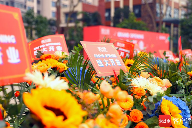 12月23日,位于海口琼山区高登西街的高兴里特色商业文化街区正式开街迎客。记者 林鸿羽 摄