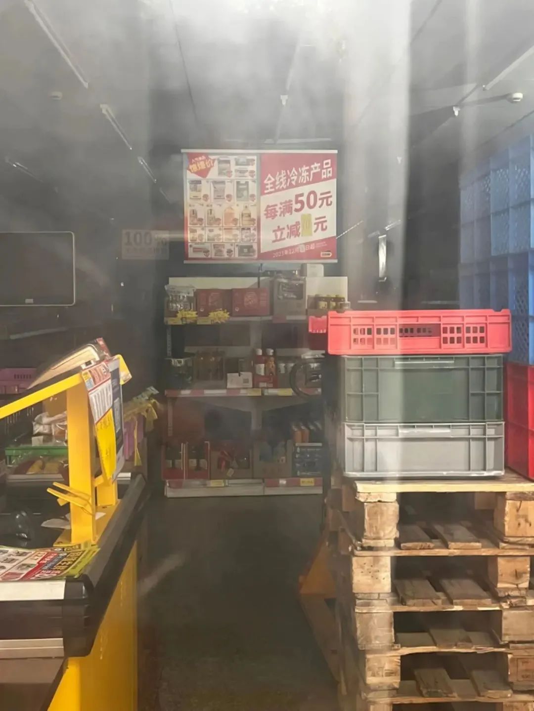 比宜德超市共康路店内。(图片来源:澎湃新闻 邹佳雯)