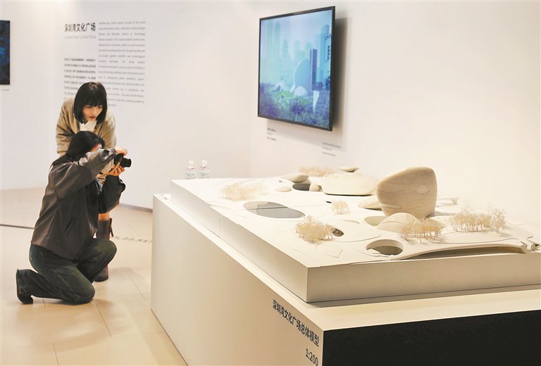 市民在展览现场拍照记录。