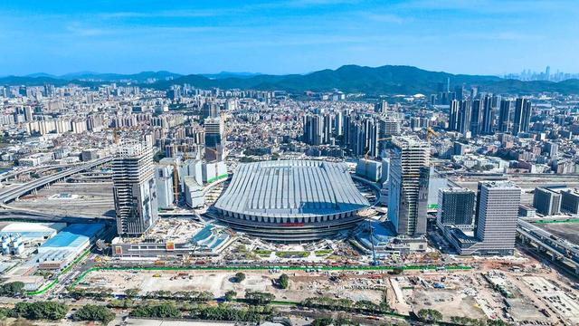 广州白云站综合交通枢纽俯视全景图。摄影王天水 广铁集团供图