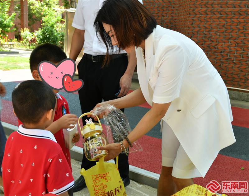 黄兆琼(右)慰问sos儿童村小朋友们和特殊学校儿童们 华腾新天地供图
