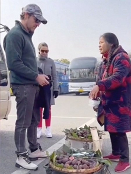 谢洪英与买水果的外国客人全程无障碍交流。