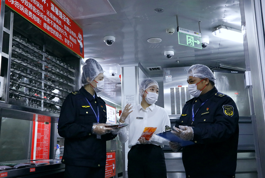 南宁市市场监管局经开分局执法人员检查海底捞火锅店。(何正君 摄)