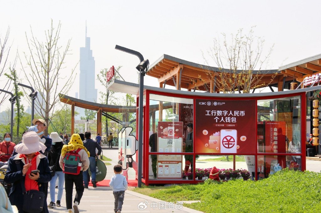 南京玄武湖畔,金陵STYLE浪漫中心的“数字人民币体验小屋”吸引游客。(图片由CNSPHOTO提供)