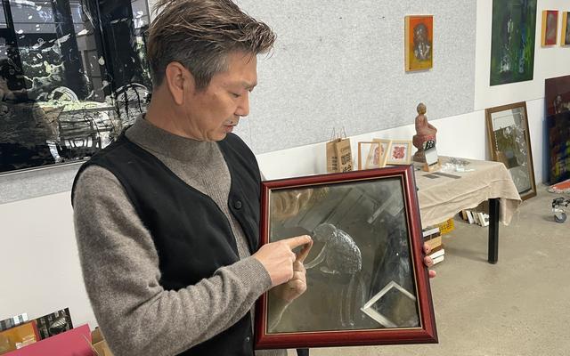 刘迎春介绍磨花镜的制作工艺。新京报记者 田杰雄 摄