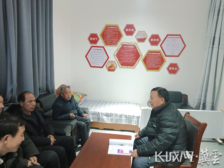 河北省人大代表刘金国在工作室内接待群众。王冰心 摄