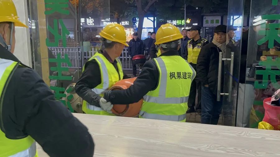 检查人员当场将液化气钢瓶搬离扣留(吕佳 摄)