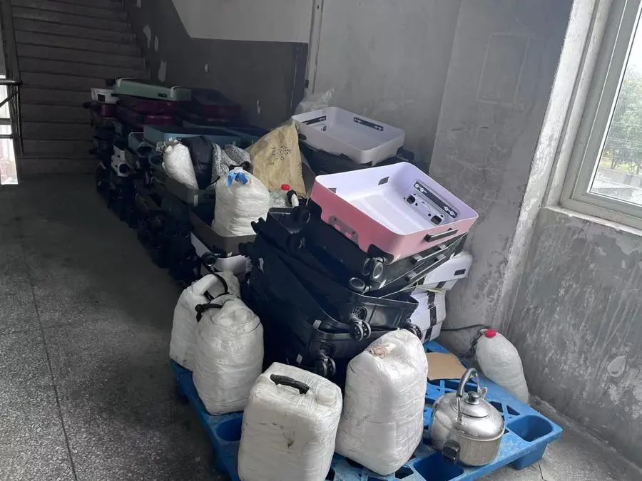 车间外通道也堆满生产原料和包成品箱包(邬林桦 摄)