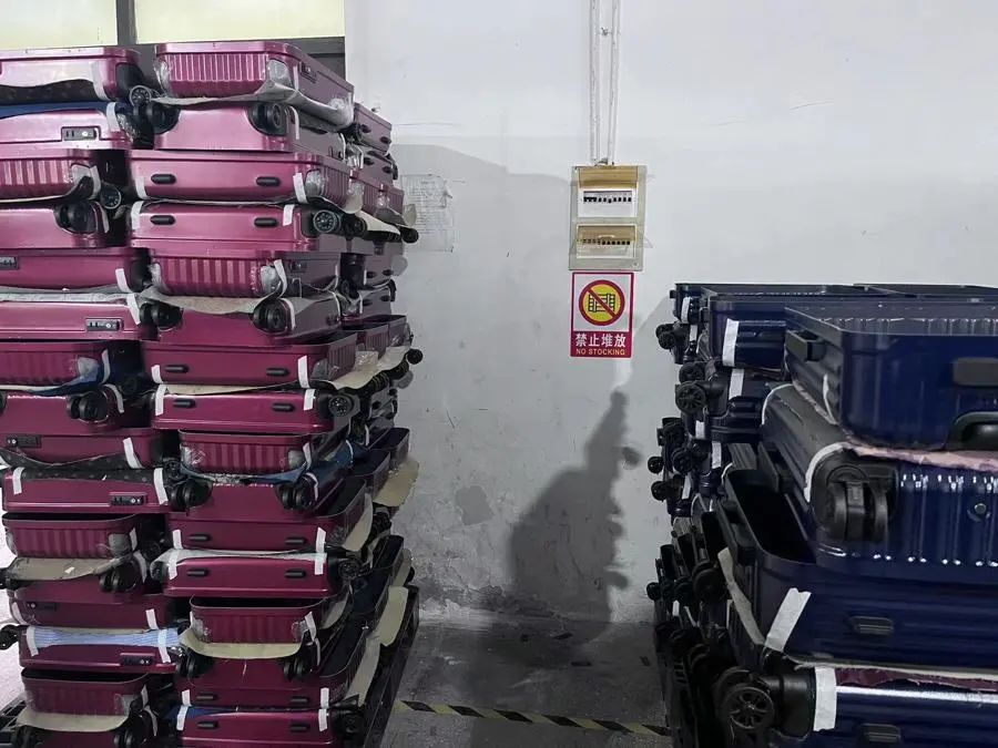 “禁止堆物”标语下堆满半成品塑料箱(邬林桦 摄)