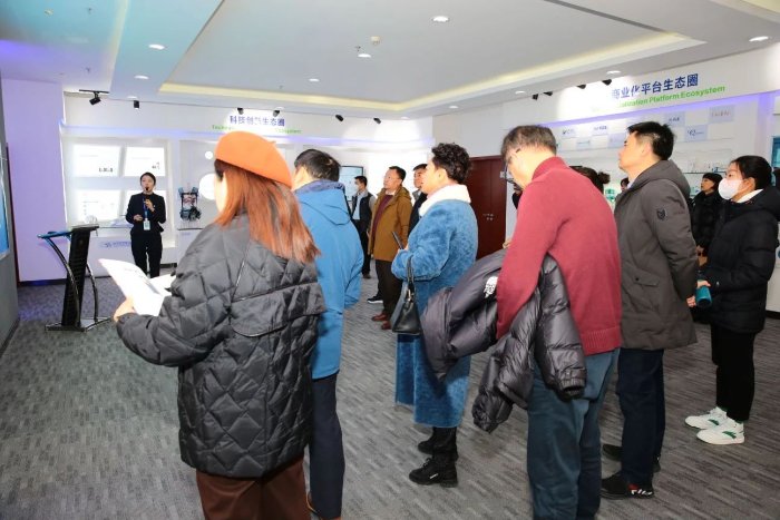 图为药师代表参观百洋医药集团展厅