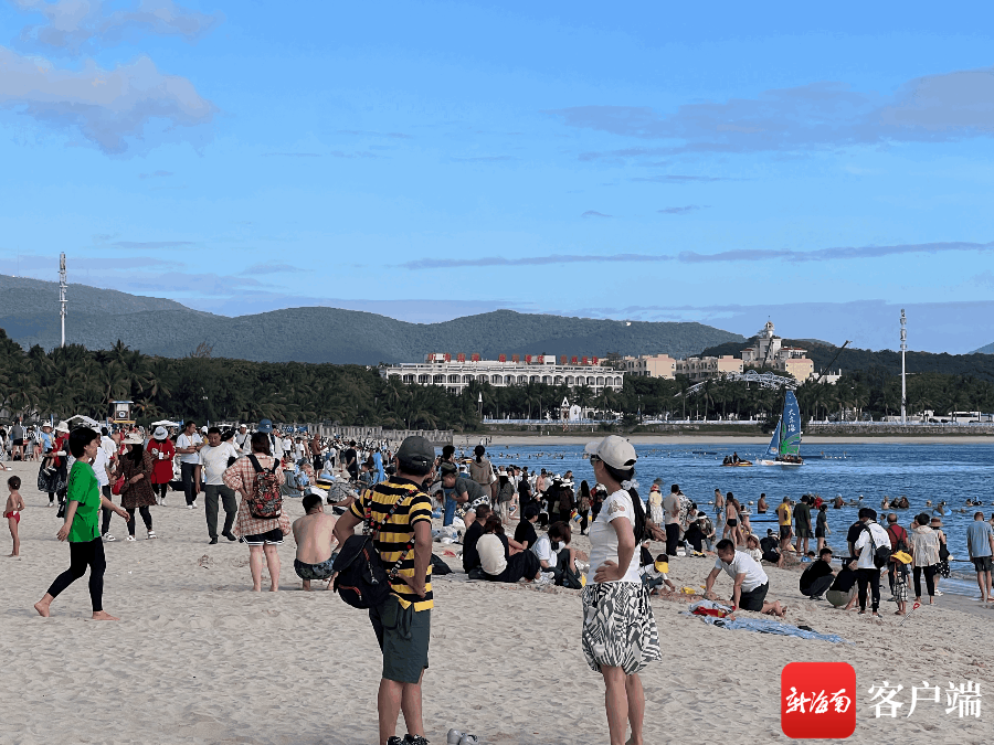 元旦假期首日，三亚大东海海边游人如织。记者 张宏波 摄