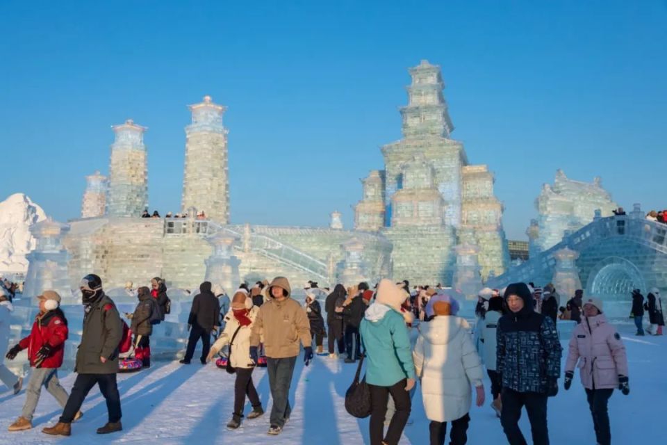 12月18日,游客在哈尔滨冰雪大世界园区内游玩。新华社记者 谢剑飞 摄