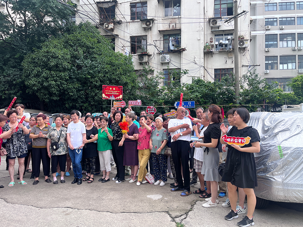 2023年7月3日，上海静安区蕃瓜弄小区，居民庆祝旧住房改建签约率达100%。林子尧&nbsp;图