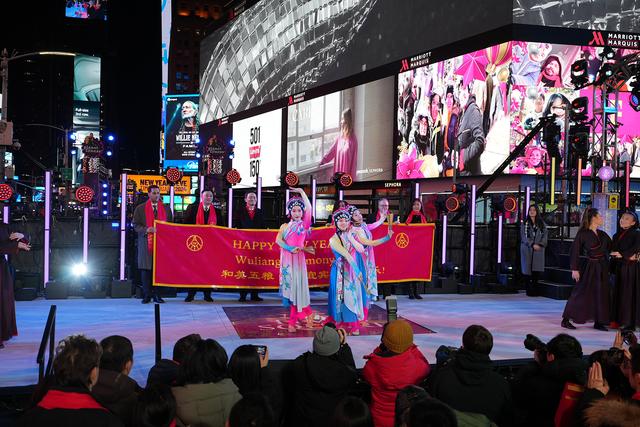 ▲五粮液在纽约时报广场展示中国传统文化节目