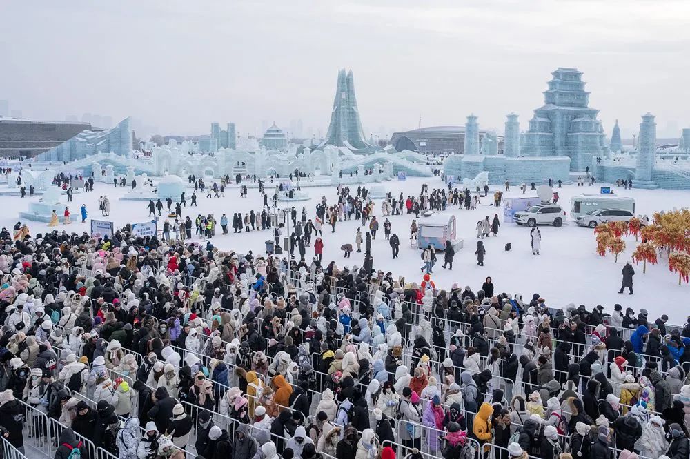 1月1日,游客在哈尔滨冰雪大世界园区排队,等待体验超级冰滑梯 图片来源:新华社