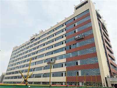 1月2日,北京清华长庚医院二期外立面正在施工。