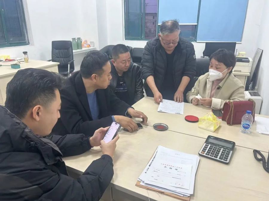 项目征收指挥部内,工作人员正在统计数据