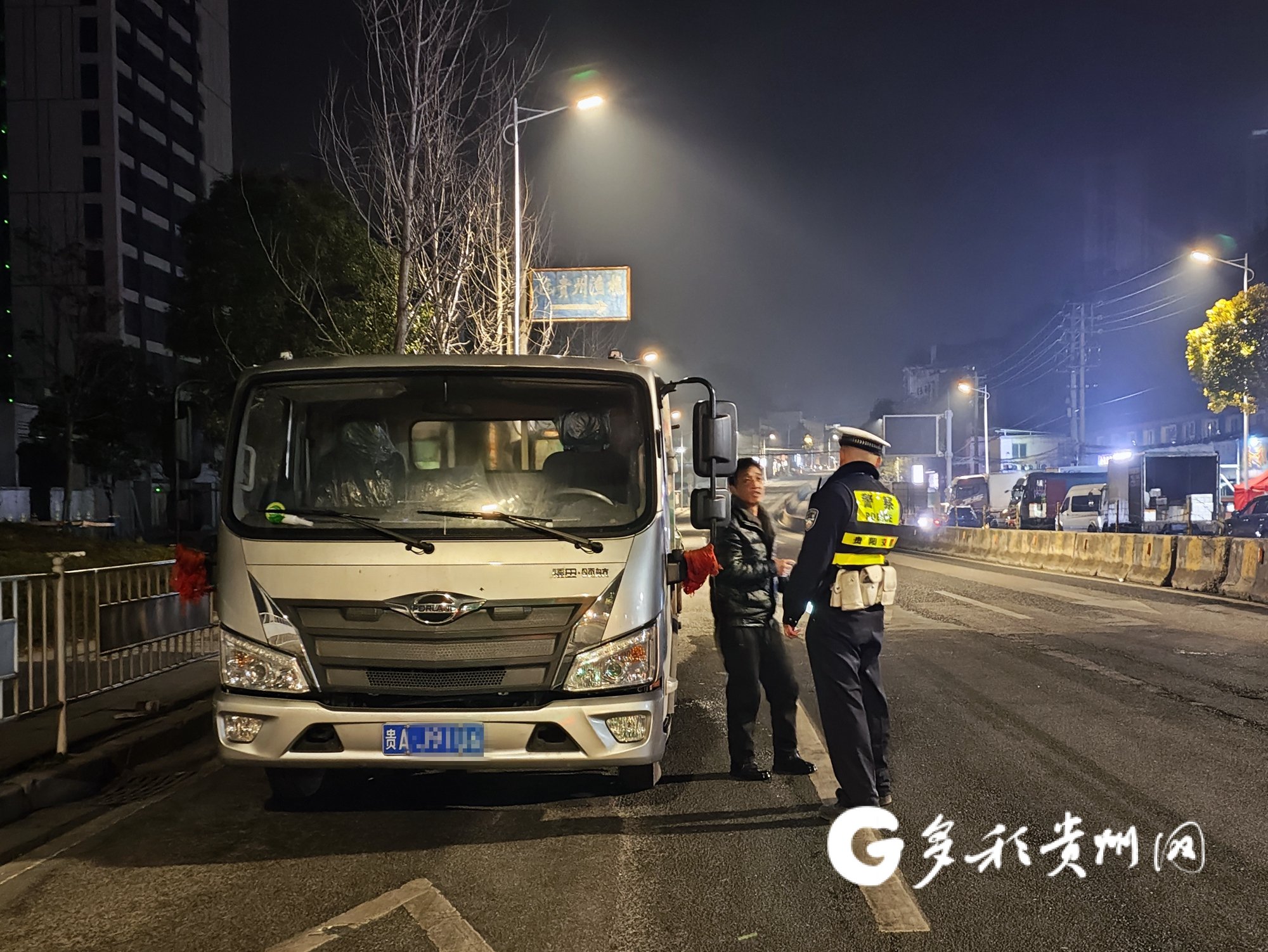 贵阳市交管局南明区分局民警对违停下货的轻型货车进行劝导