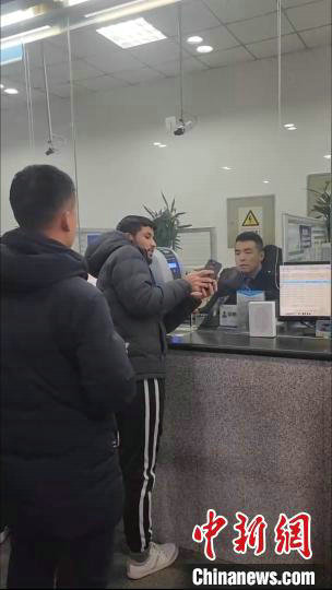 王宇为外籍旅客提供服务 哈铁供图