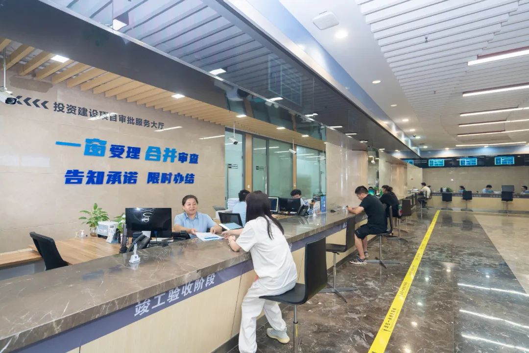 图为南京江宁区投资建设项目“一站式”审批服务大厅。 资料图