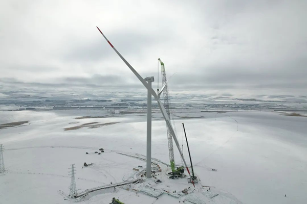 图为中联重科起重机完成项目雪天首吊