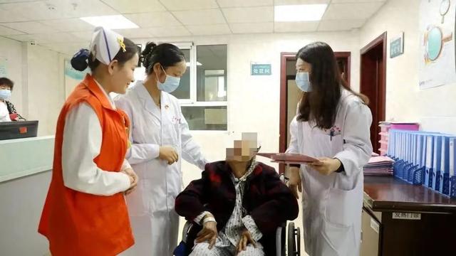 “浦莎光明行”医疗团队询问患者情况。本文图片均为受访者供图