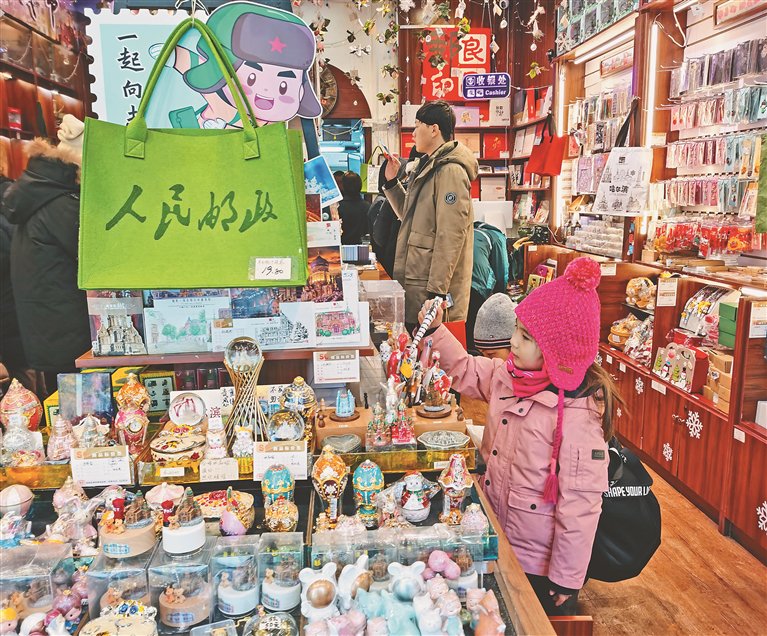 邮局里游客盈门。