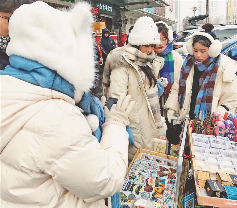 游客选购旅游纪念牌。本报记者 史志强摄