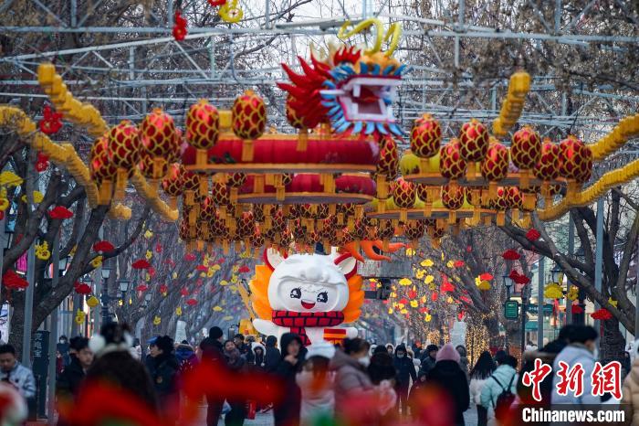 2024年1月2日,哈尔滨中央大街张灯结彩、游人如织。赵宇航 摄