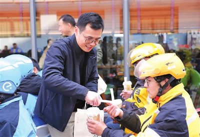 外卖小哥收到了他们曾经送过的外卖。受访对象供图