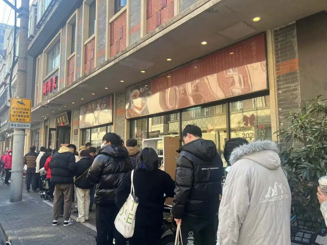 近日,上海黄浦区云南路鲜得来总店,顾客在店外排成长队。
