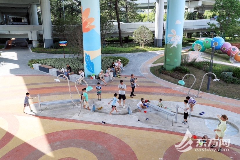 高架下的空间打造成乐汇小游园,满足学龄前到初高中全年龄段孩子玩乐需求。