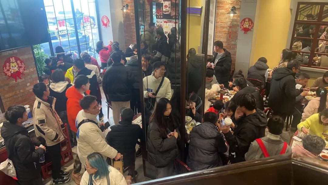 近日,上海黄浦区云南路鲜得来总店客流量暴增。
