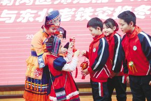 　　两地小朋友互换礼物。本报记者 韩伟摄
