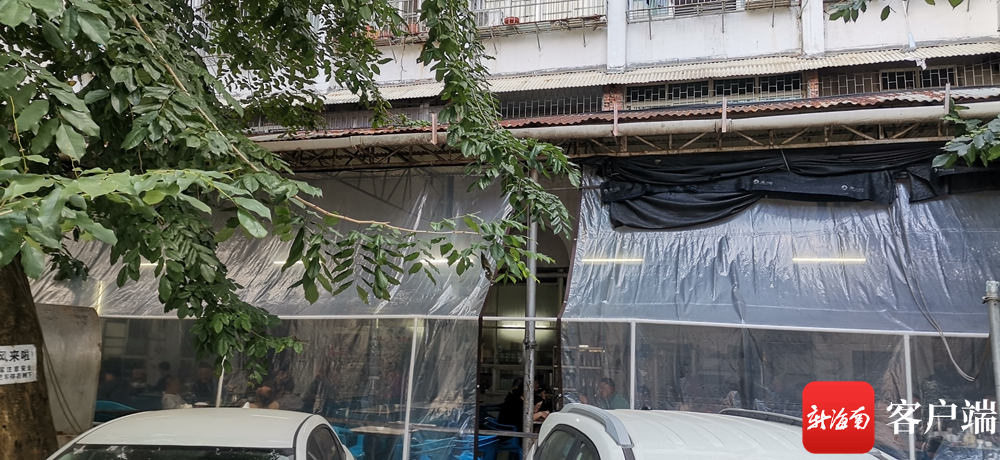 海口安海大厦内老爸茶店里的铁皮棚。记者 王康景 摄