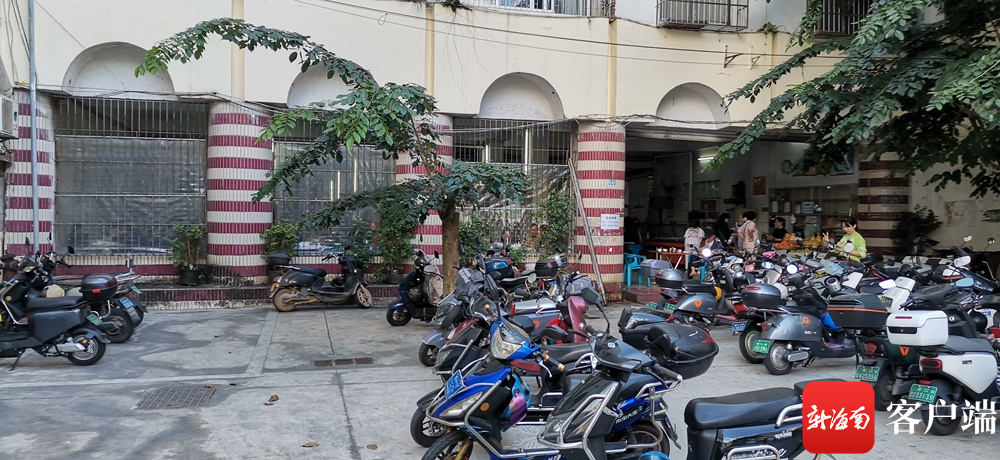 安海大厦内老爸茶店门口停放了大量外来电动车。记者 王康景 摄