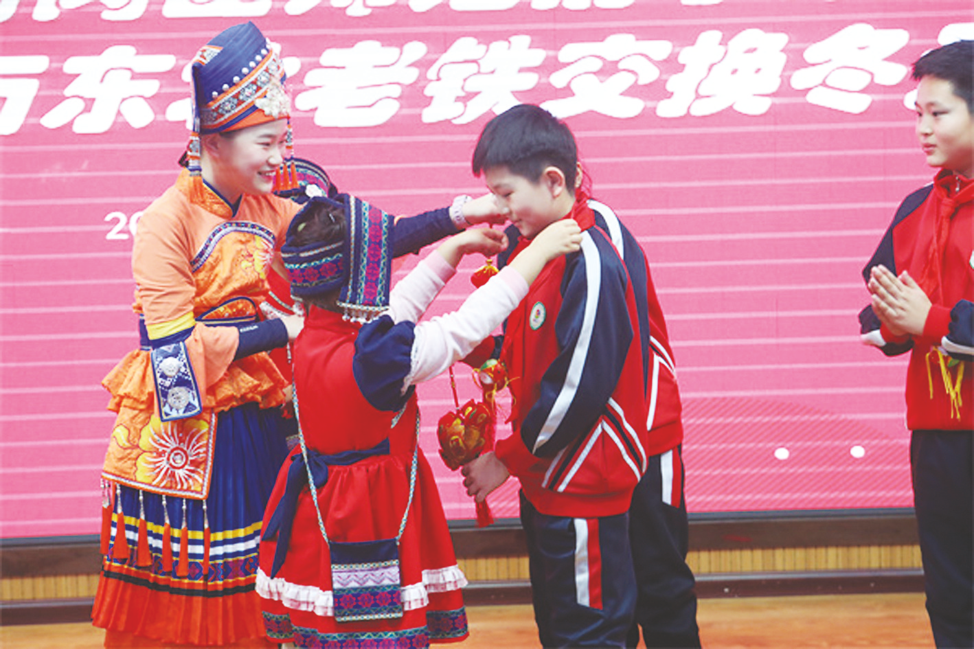     广西小朋友向哈尔滨小朋友赠送绣球    （图源：哈尔滨日报）