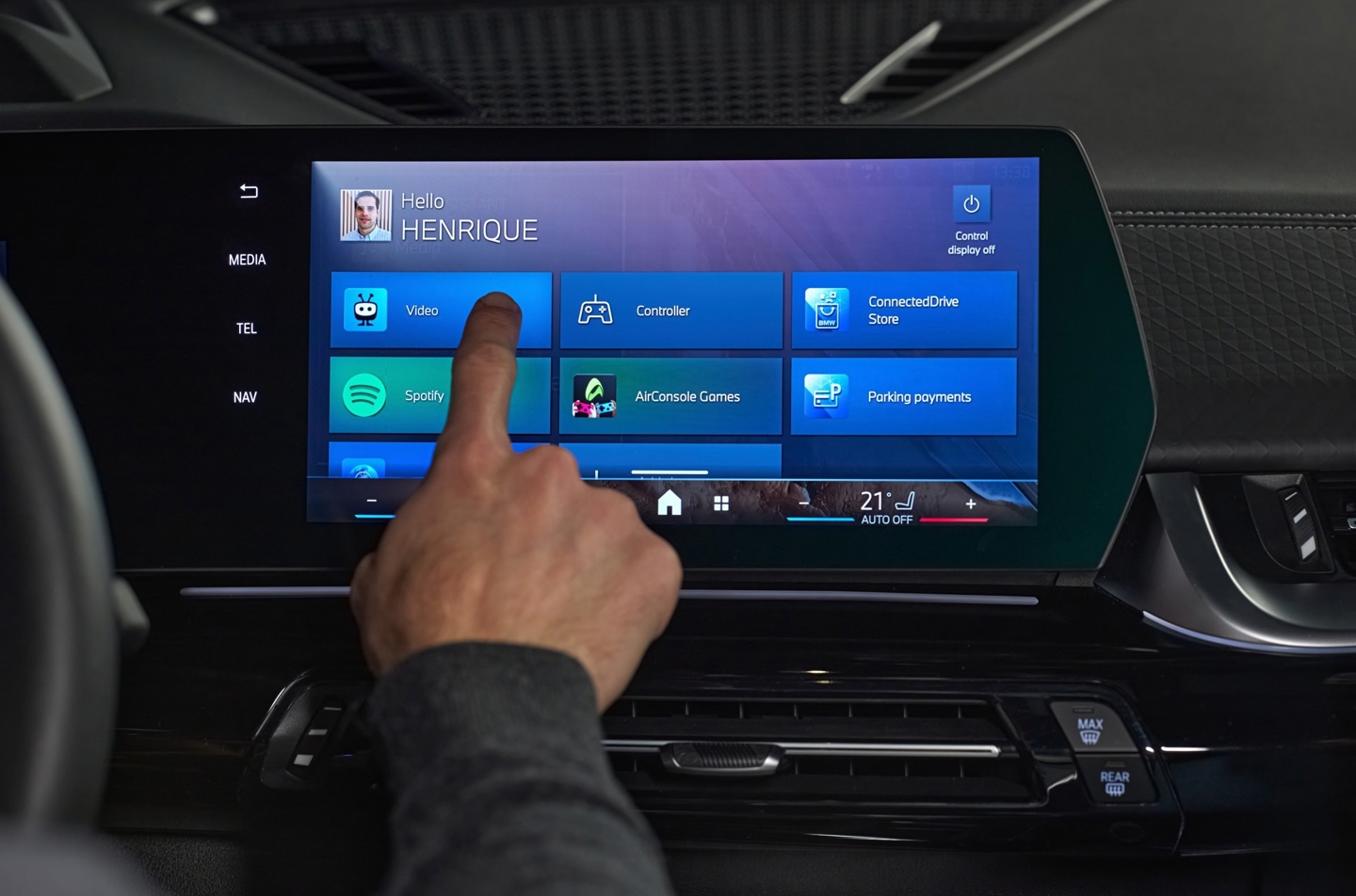 宝马汽车展示智能座舱最新成果:车机可连手柄玩游戏,还有代客泊车