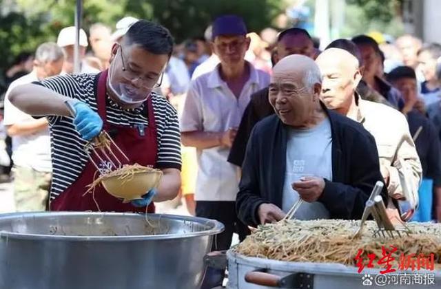 ▲樊敬召等人在桥下送爱心餐。图据河南商报