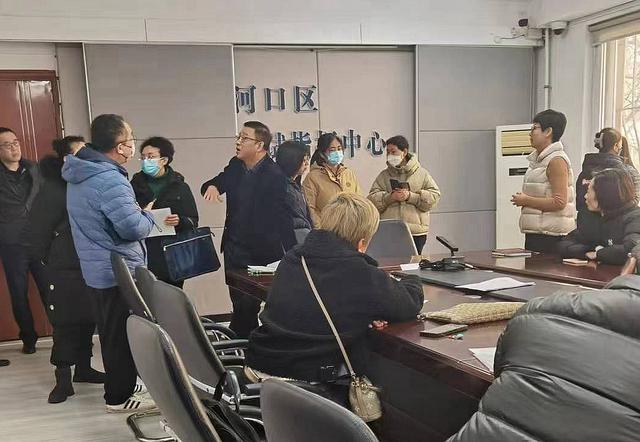 1月2日,涉事家长向大连市沙河口区教育局反映百家教育退费问题。受访者供图